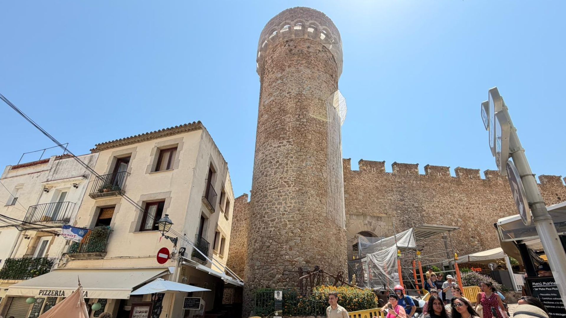 Unas redes cubren la Torre de Ses Hores para evitar desprendimientos Unas redes cubren la Torre de Ses Hores para evitar desprendimientos