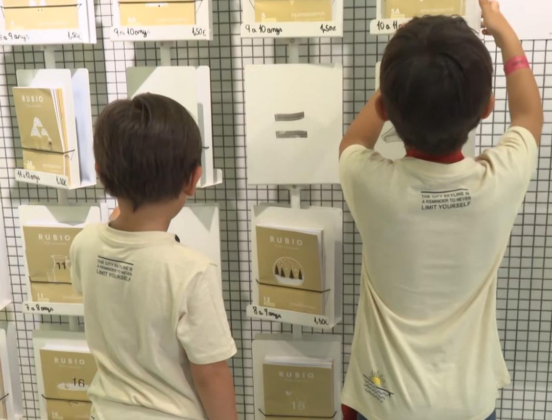 Unos niños eligen un Cuaderno Rubio para el verano