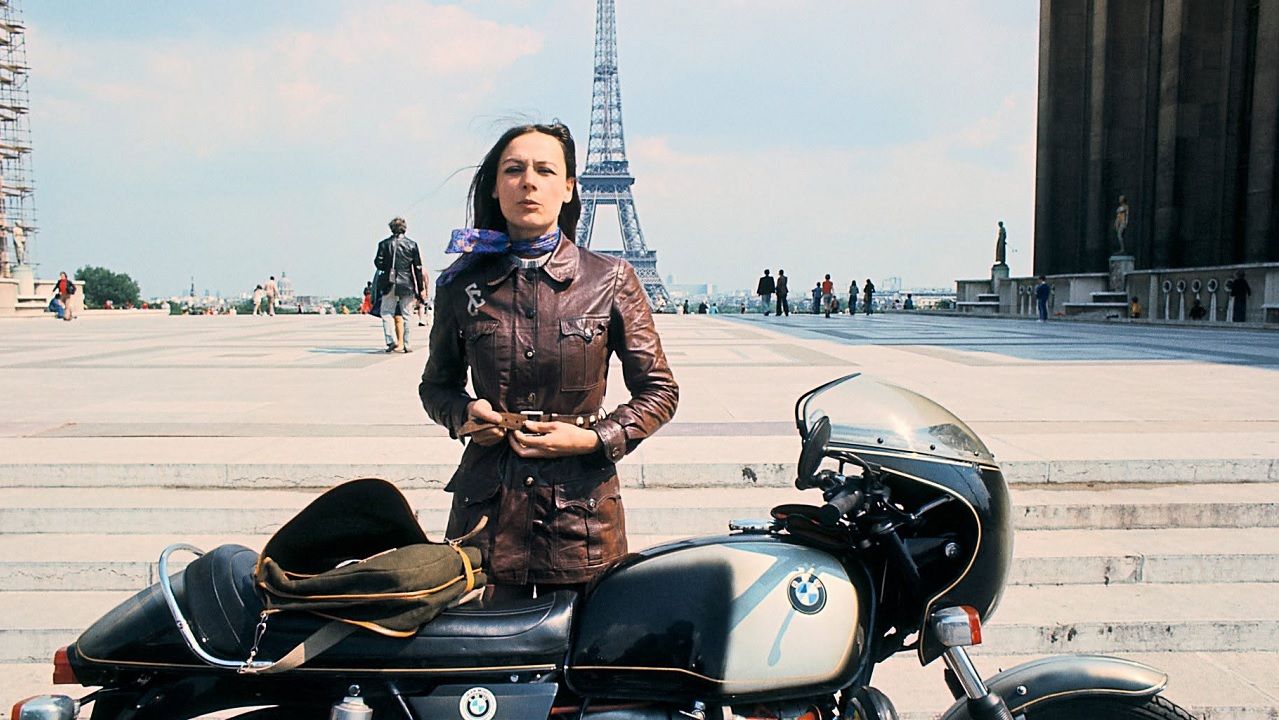 Anne-France con una de sus motos, ante la torre Eiffel