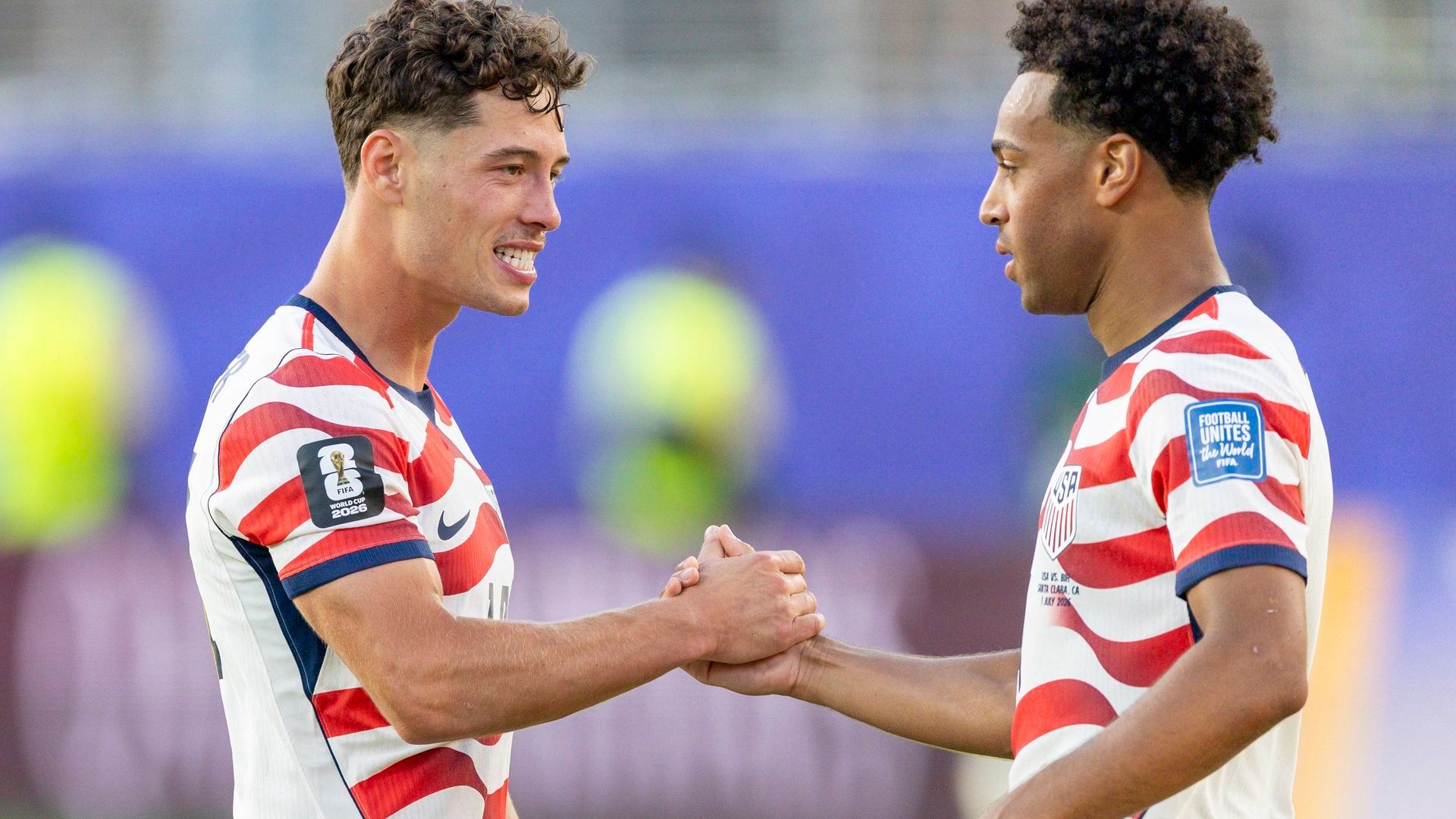 Berhalter y Adams durante el EE-UU - Bosnia