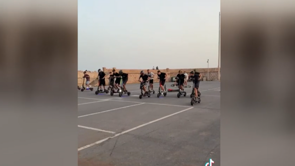 La policía investiga concentraciones de adolescentes con patinetes eléctricos trucados en España