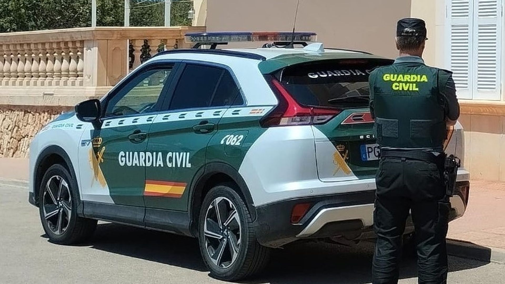 Coche y agente de la Guardia Civil Coche y agente de la Guardia Civil