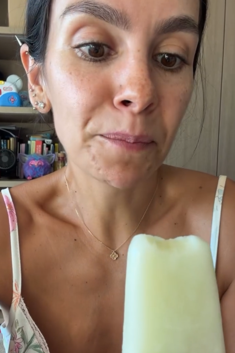 Cristina Pedroche, probando el helado que ha hecho a sus hijos con leche materna