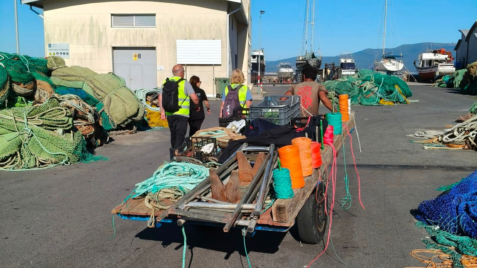 Visitantes en la actividad de Senda Salgada por el recorrido del puerto de Muros