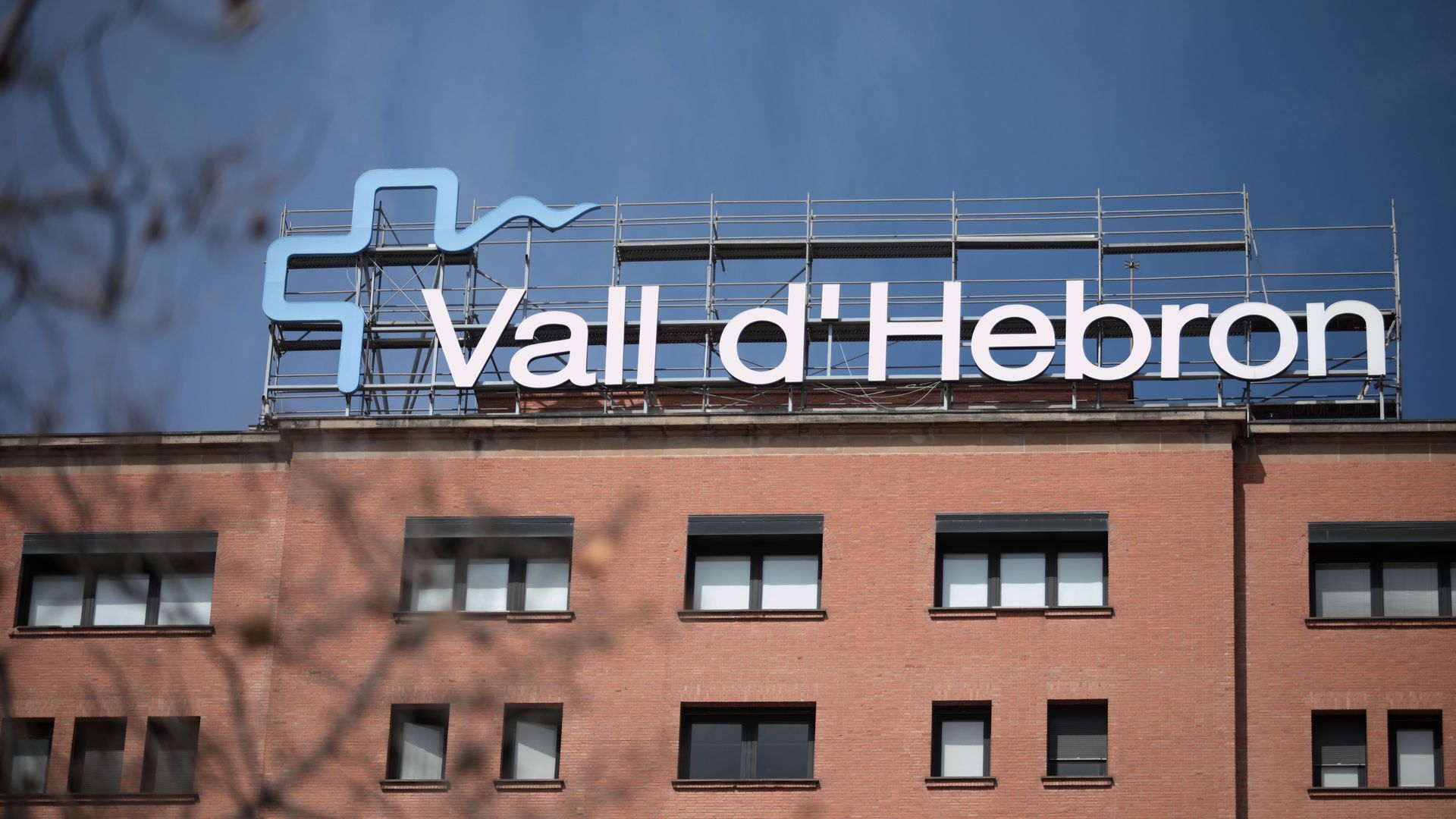El Hospital Vall d'Hebron confiesa que "protegió al bebé maltratado" y que necesitaban hacerle pruebas antes de activar el protocolo El Hospital Vall d'Hebron confiesa que "protegió al bebé maltratado" y que necesitaban hacerle pruebas antes de activar el protocolo