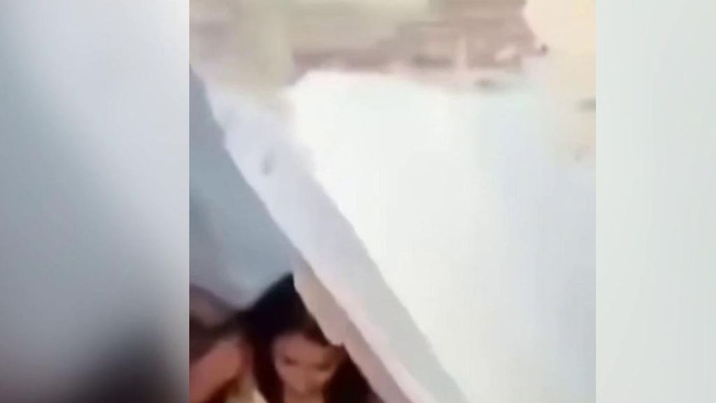 Rescatados en shock en Venezuela: una joven no quiere salir sin pantalones y otro no para de llorar al ver la luz