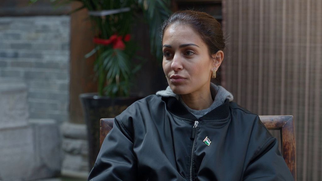 Hiba Abouk se sincera por primera vez sobre el alcoholismo de su padre: "Lleva un año sin beber" Universo Calleja Temporada 3 Top Vídeos 80