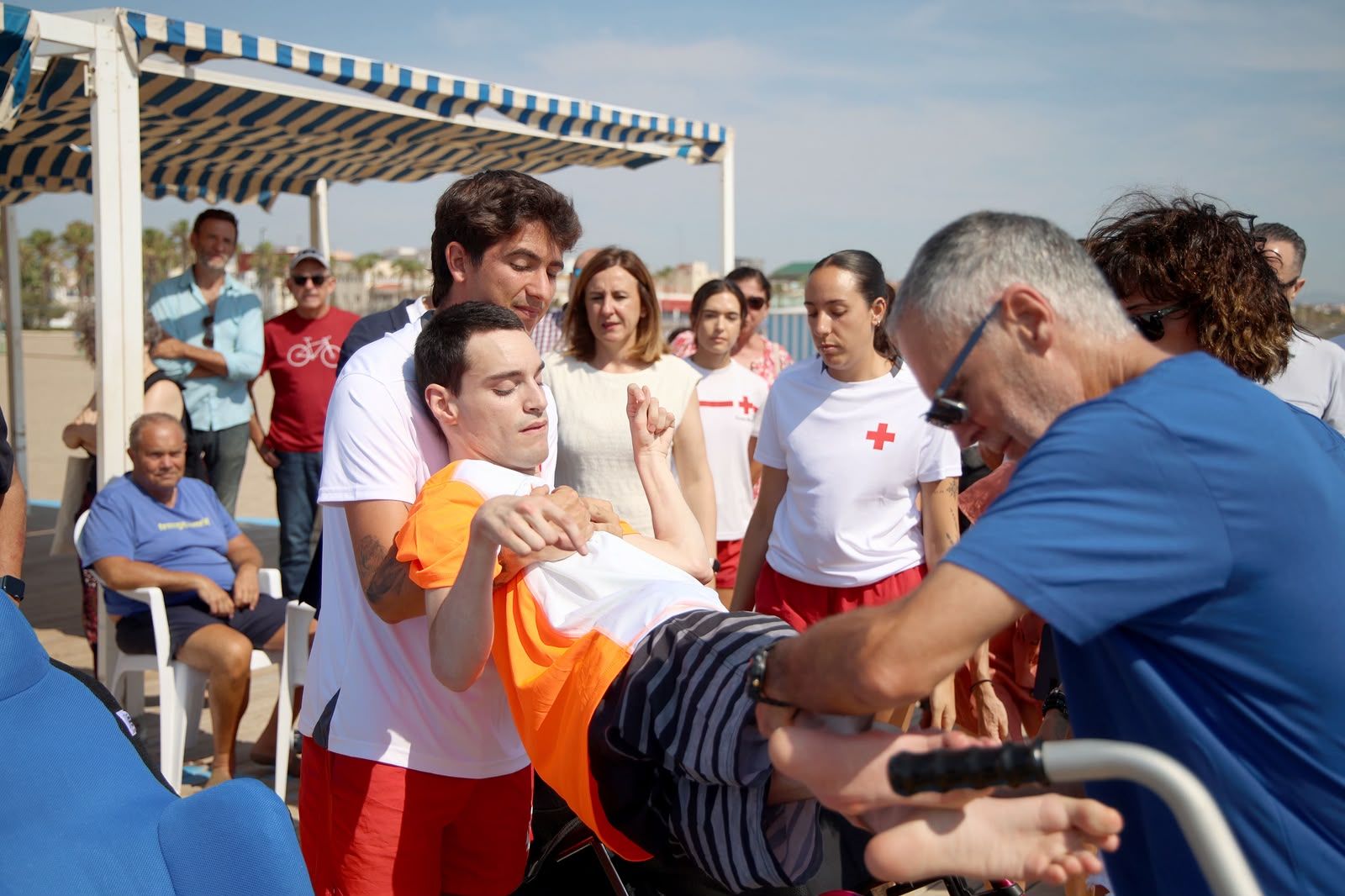 Iván disfruta del baño con personal especializado