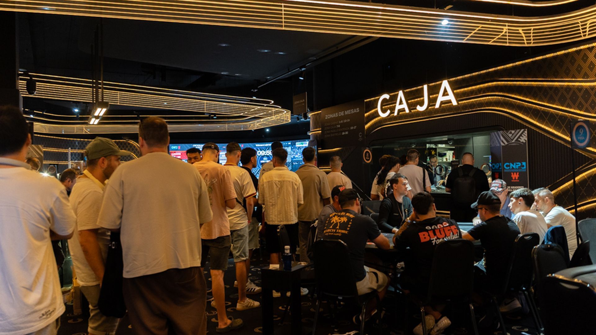 Jugadores pasando por caja