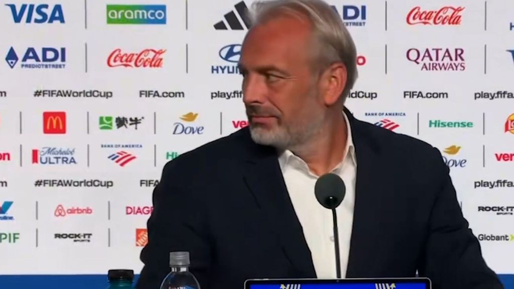 La reacción de Sébastien Desabre cuando comunican en plena rueda de prensa el fallecimiento de su padre