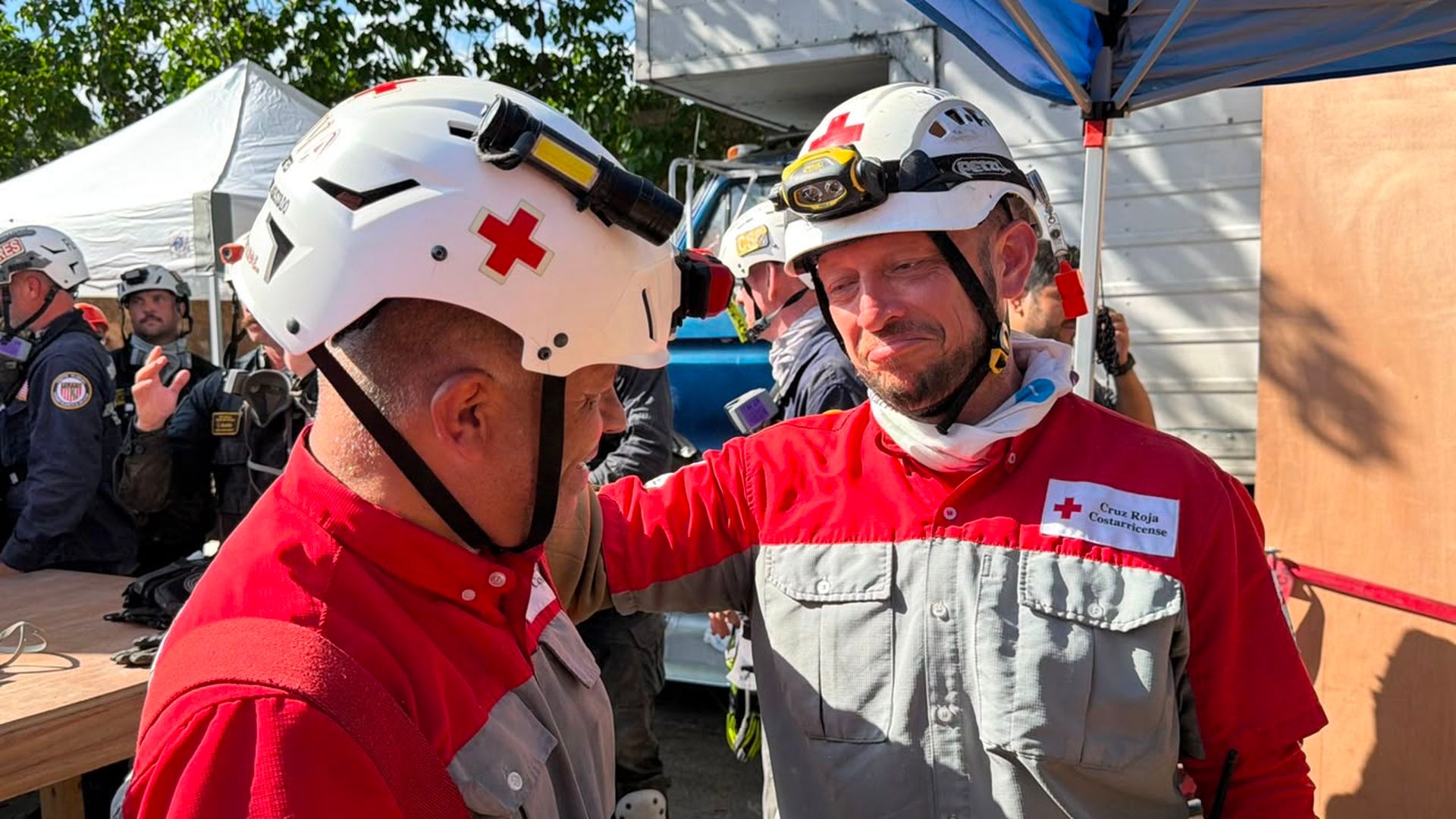 Los bomberos, abrazados y entre lágrimas, tras rescatar con vida a Hernán Gil