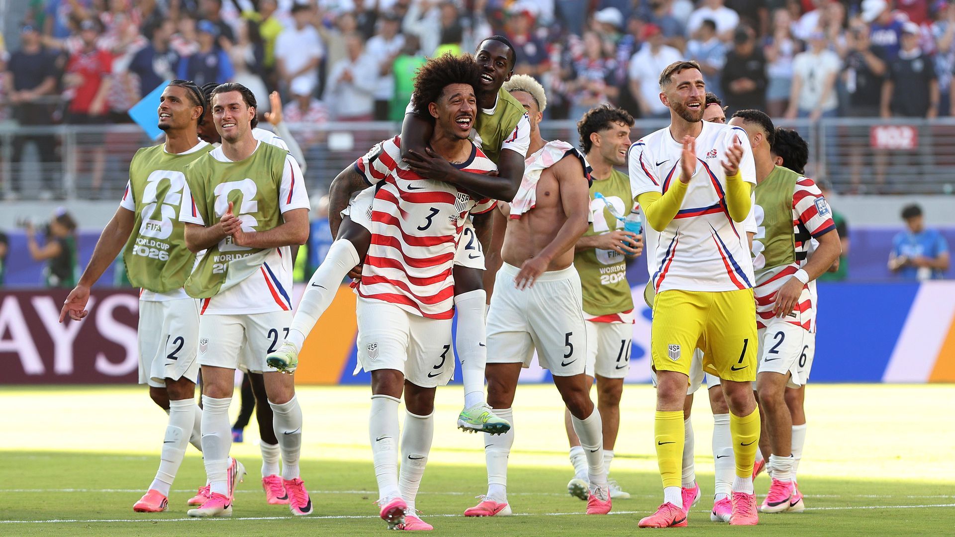 Los jugadores de Estados Unidos celebran el pase a octavos Los jugadores de Estados Unidos celebran el pase a octavos