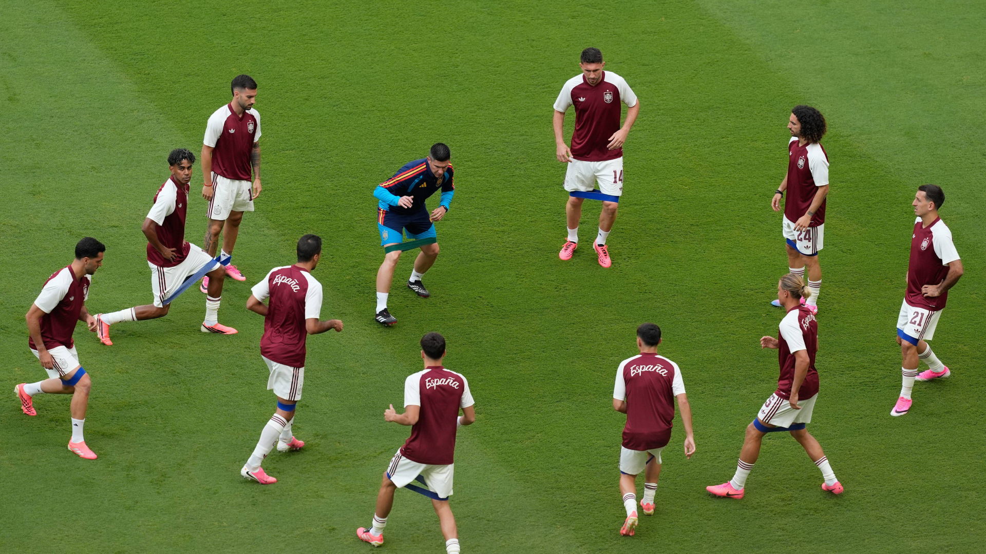 Los titulares de España ante Uruguay calientan antes del partido Los titulares de España ante Uruguay calientan antes del partido