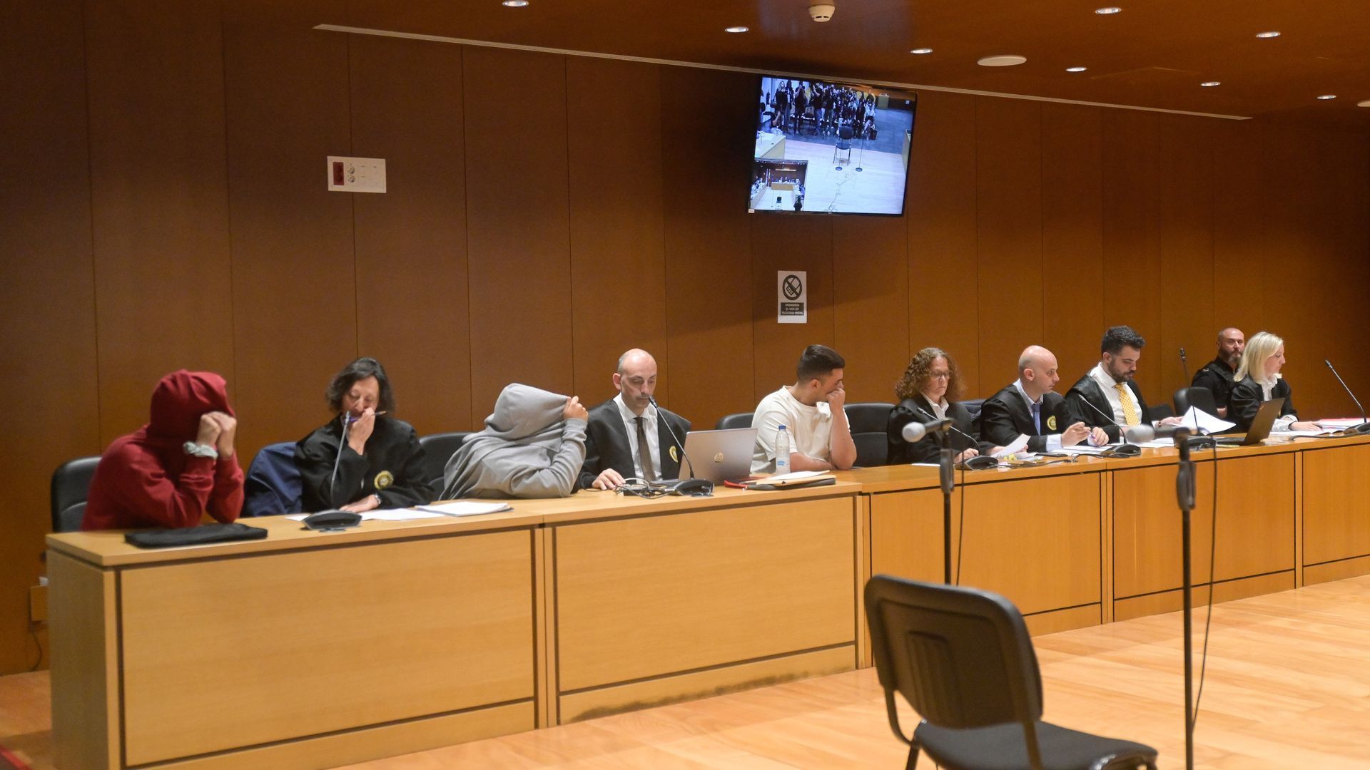 Los tres acusados y sus abogados en la Audiencia Provincial de A Coruña, a 11 de junio de 2026. Los tres acusados y sus abogados en la Audiencia Provincial de A Coruña, a 11 de junio de 2026.