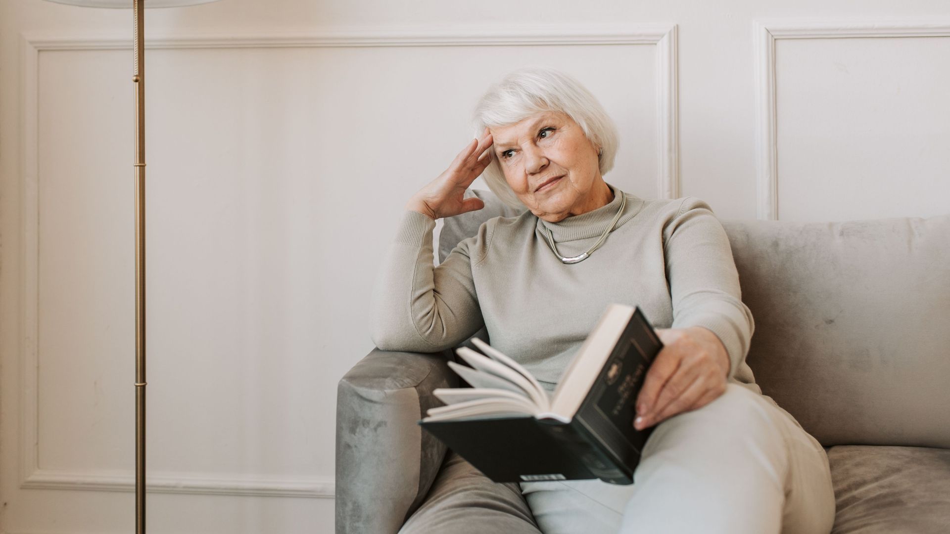 mujer libro vivir sola pexels mujer libro vivir sola pexels
