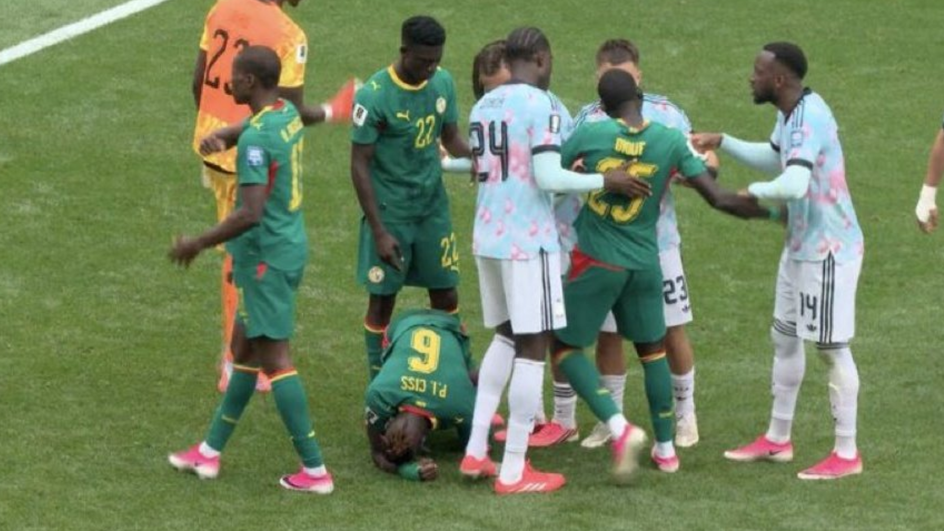 Pathe Ciss, tumbado sobre el punto de penalti