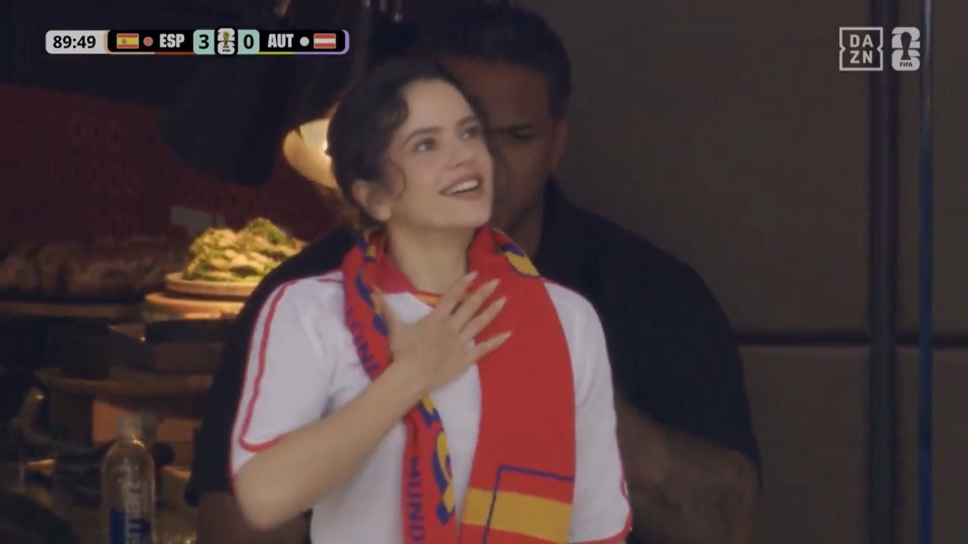 Rosalía, durante el España - Austria. Rosalía, durante el España - Austria.