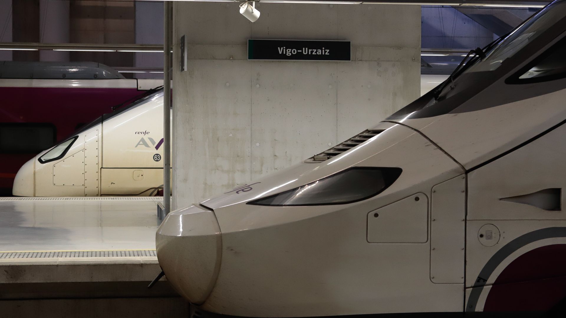 Una incidencia por "falta de tensión en la catenaria" interrumpe la circulación ferroviaria en la línea Madrid-Galicia Una incidencia por "falta de tensión en la catenaria" interrumpe la circulación ferroviaria en la línea Madrid-Galicia