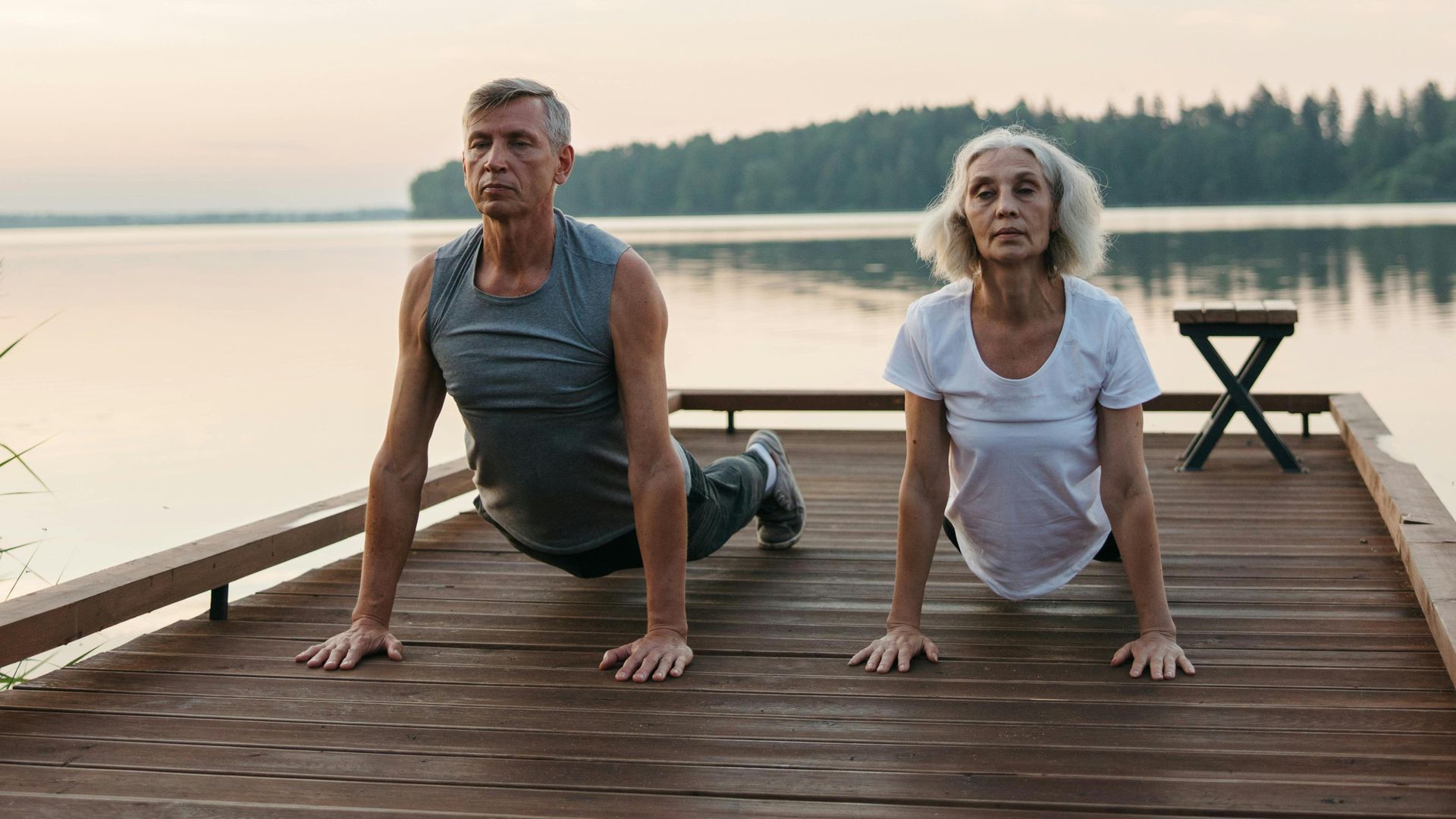 Una pareja hace yoga