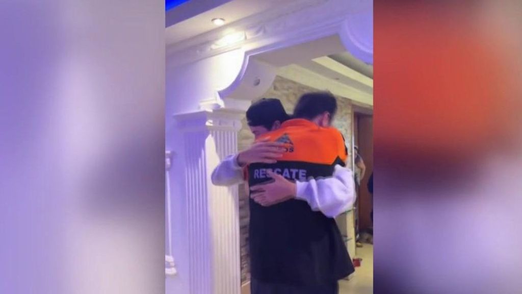 Delcy visita al símbolo Hernán y Aaron abraza a sus ángeles rescatadores: "Gracias por no dejarme solo"
