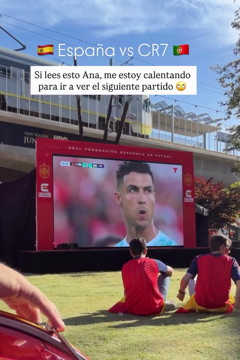 Borja González viendo el partido de Portugal - Croacia