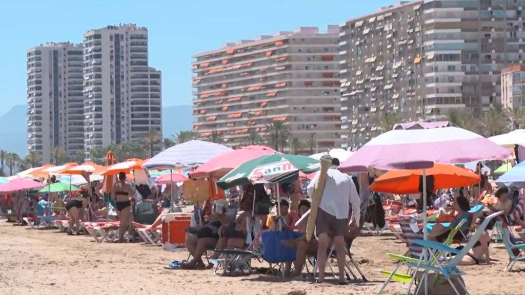 España espera un verano histórico con ocupaciones superiores al 90% y protestas por la masificación