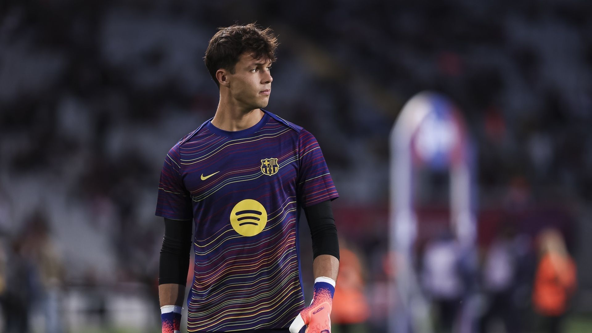 Diego Kochen calienta antes del Barça-Elche