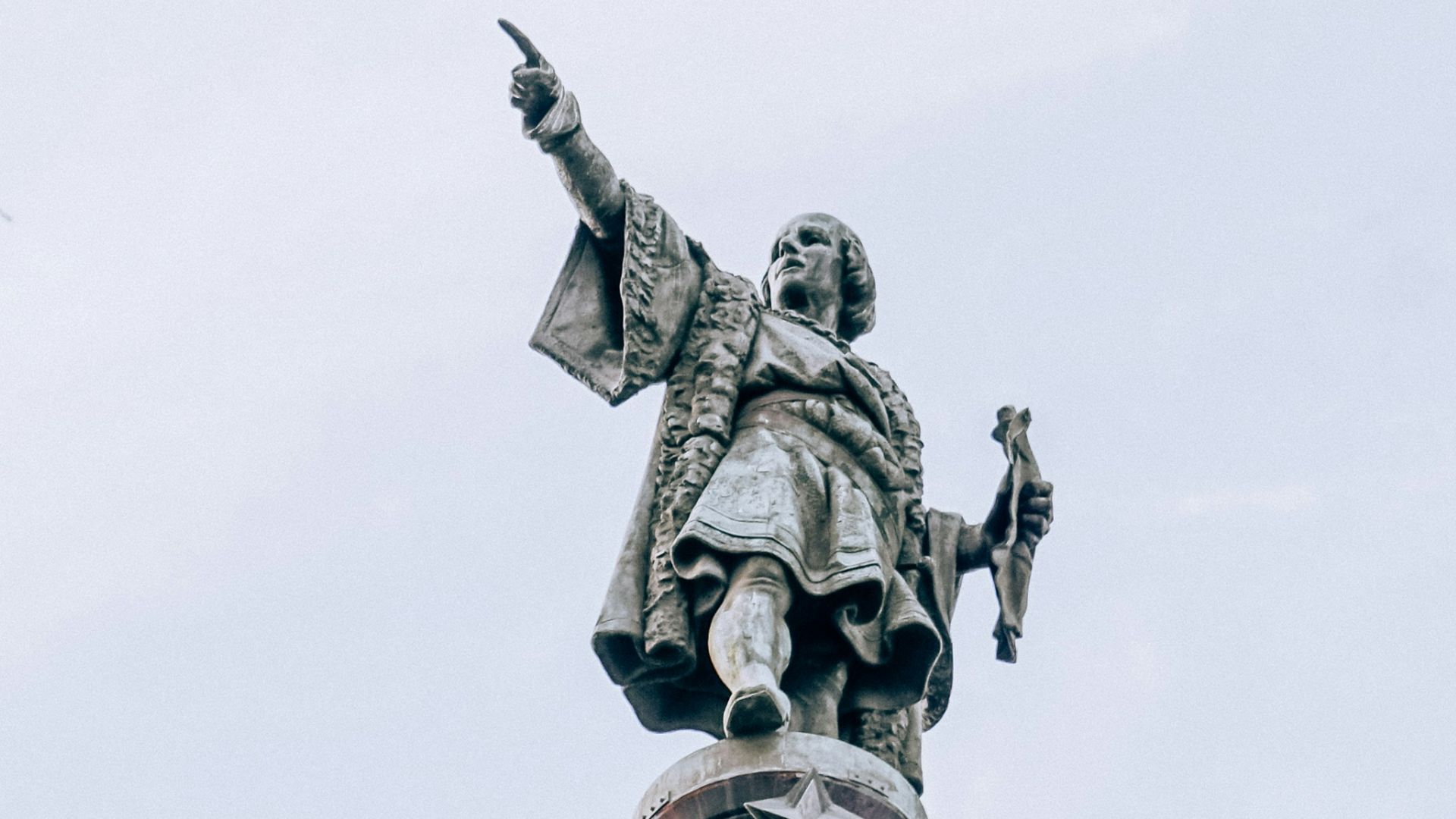 El misterio del dedo de Cristóbal Colón en Barcelona: qué señala y cuál es el significado El misterio del dedo de Cristóbal Colón en Barcelona: qué señala y cuál es el significado