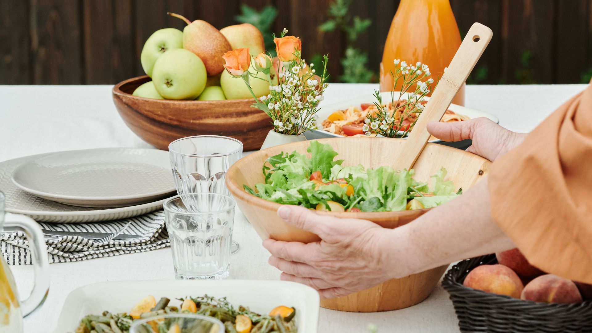 Foto de archivo de una mesa con comida Foto de archivo de una mesa con comida