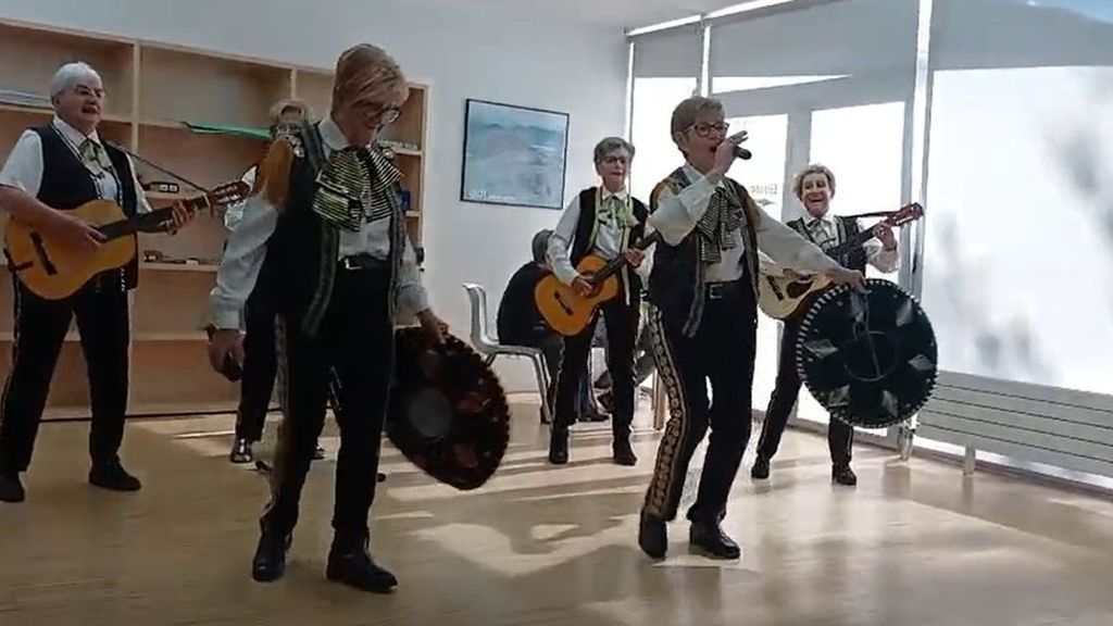 Grupo musical de jubiladas que hacen playback en Olot (Girona)