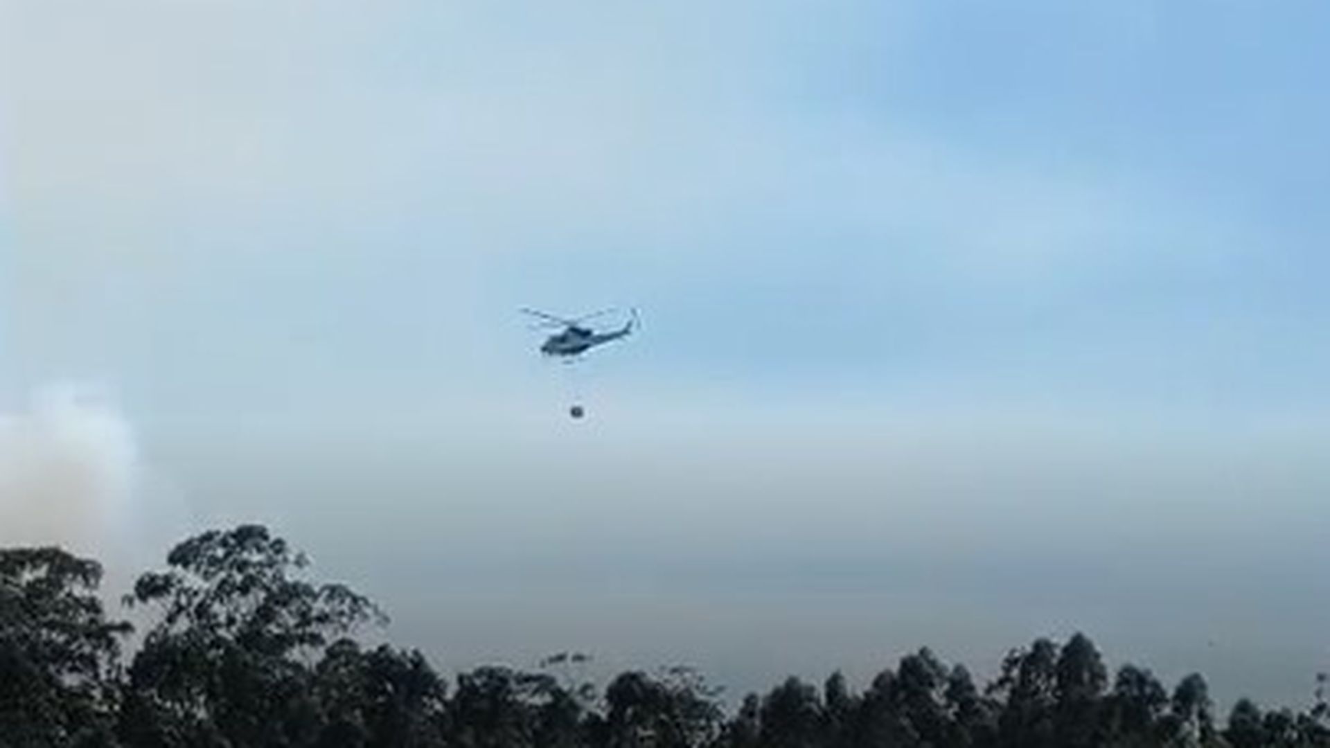Un incendio entre Vilanova y Cambados calcina dos hectáreas y amenaza viviendas y empresas