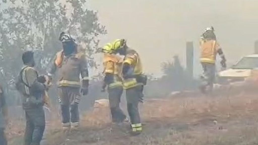 Un incendio entre Vilanova y Cambados calcina dos hectáreas y amenaza viviendas y empresas