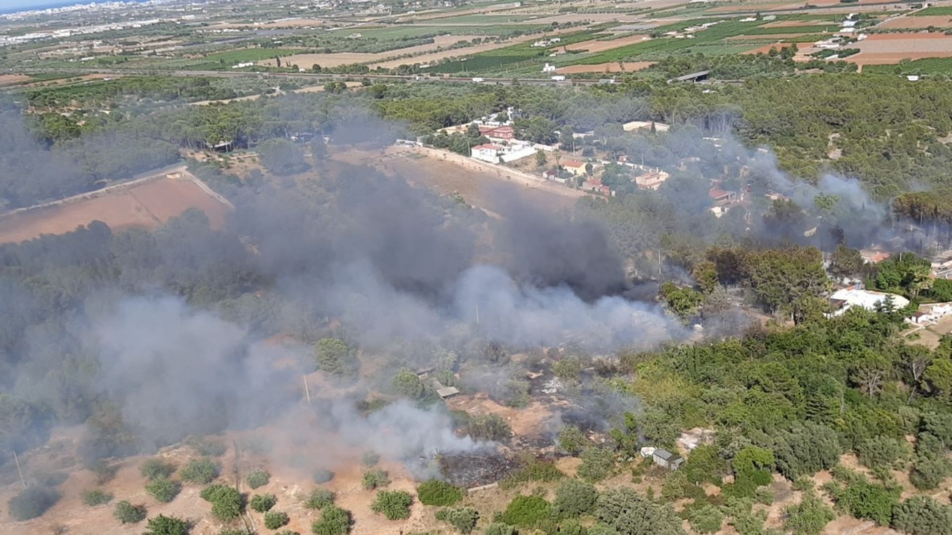 Incendio en Peñíscola obliga a desalojar a vecinos Incendio en Peñíscola obliga a desalojar a vecinos