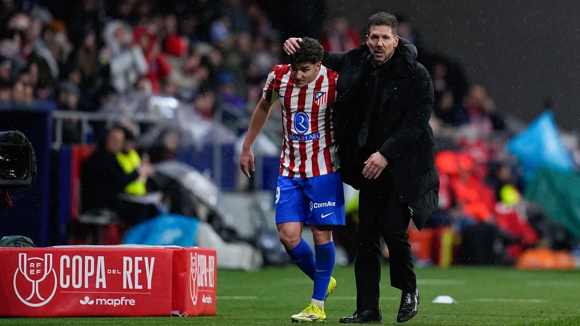 Julián Álvarez y Simeone tras un partido con el Atlético de Madrid Julián Álvarez y Simeone tras un partido con el Atlético de Madrid