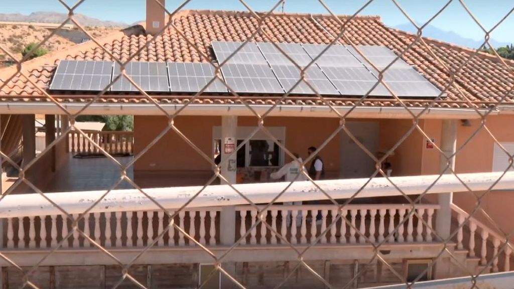 La hija acuchillada por el asesino de Alicante se encerró en el baño para salvarse: desde ahí alertó sobre la muerte de su madre y su hermana