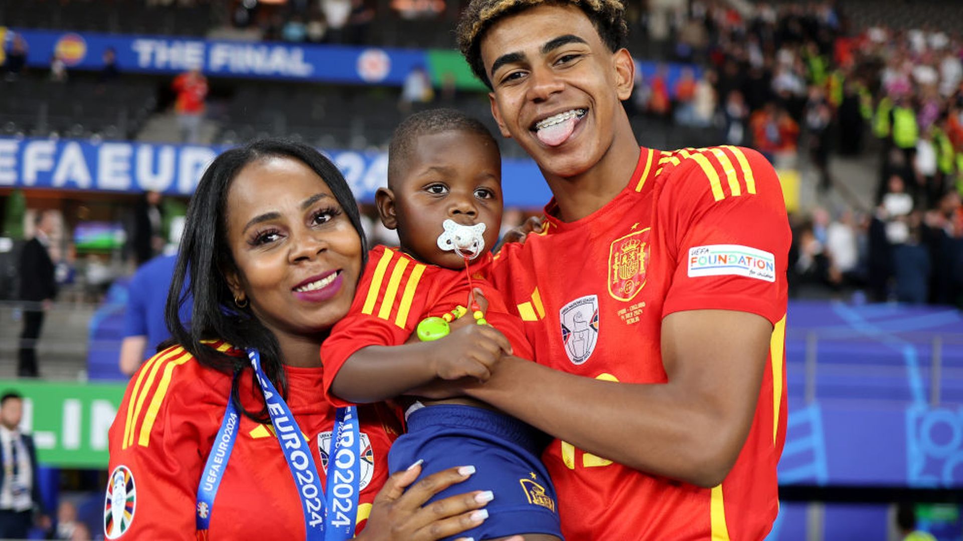 Lamine Yamal, su hermano y su madre Lamine Yamal, su hermano y su madre