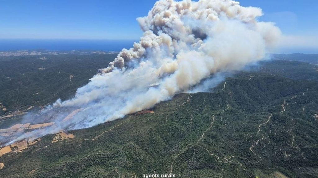 Las imágenes del incendio de la Bisbal d'Empordà en Girona, que no frena y afecta a más de 750 hectáreas: Illa pide ayuda a la UME