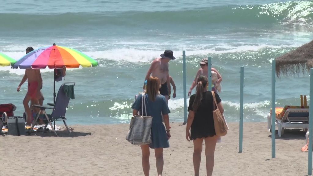 La ola de calor da el pistoletazo a las vacaciones de verano con las playas repletas de turistas