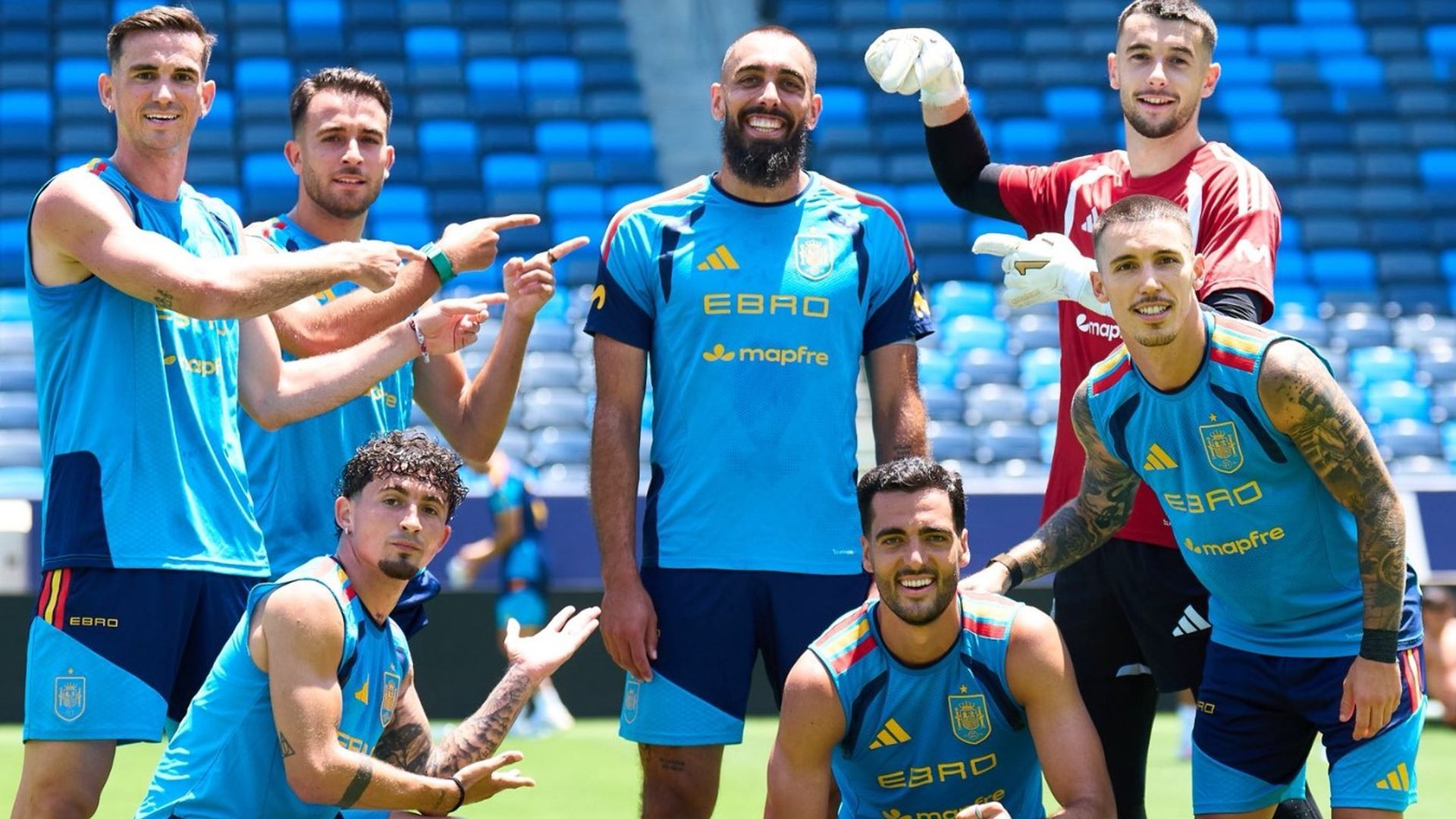 Los jugadores de la Selección Española posan durante el entrenamiento