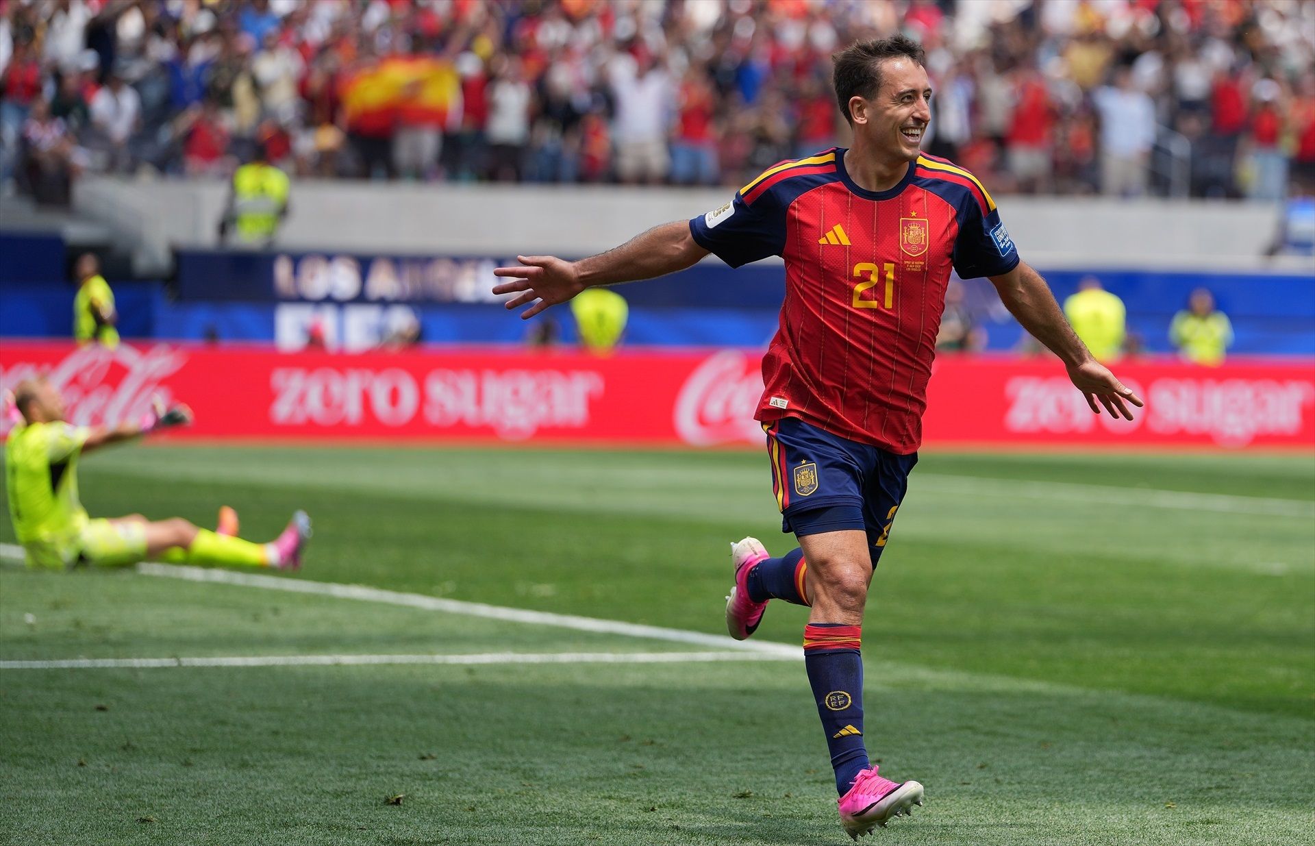 Mikel Oyarzabal celebrando un gol frente a Austria