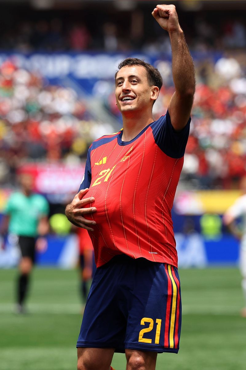 Mikel Oyarzabal ha dedicado su primer gol a su pareja, embarazada de su segundo hijo y presente en la grada