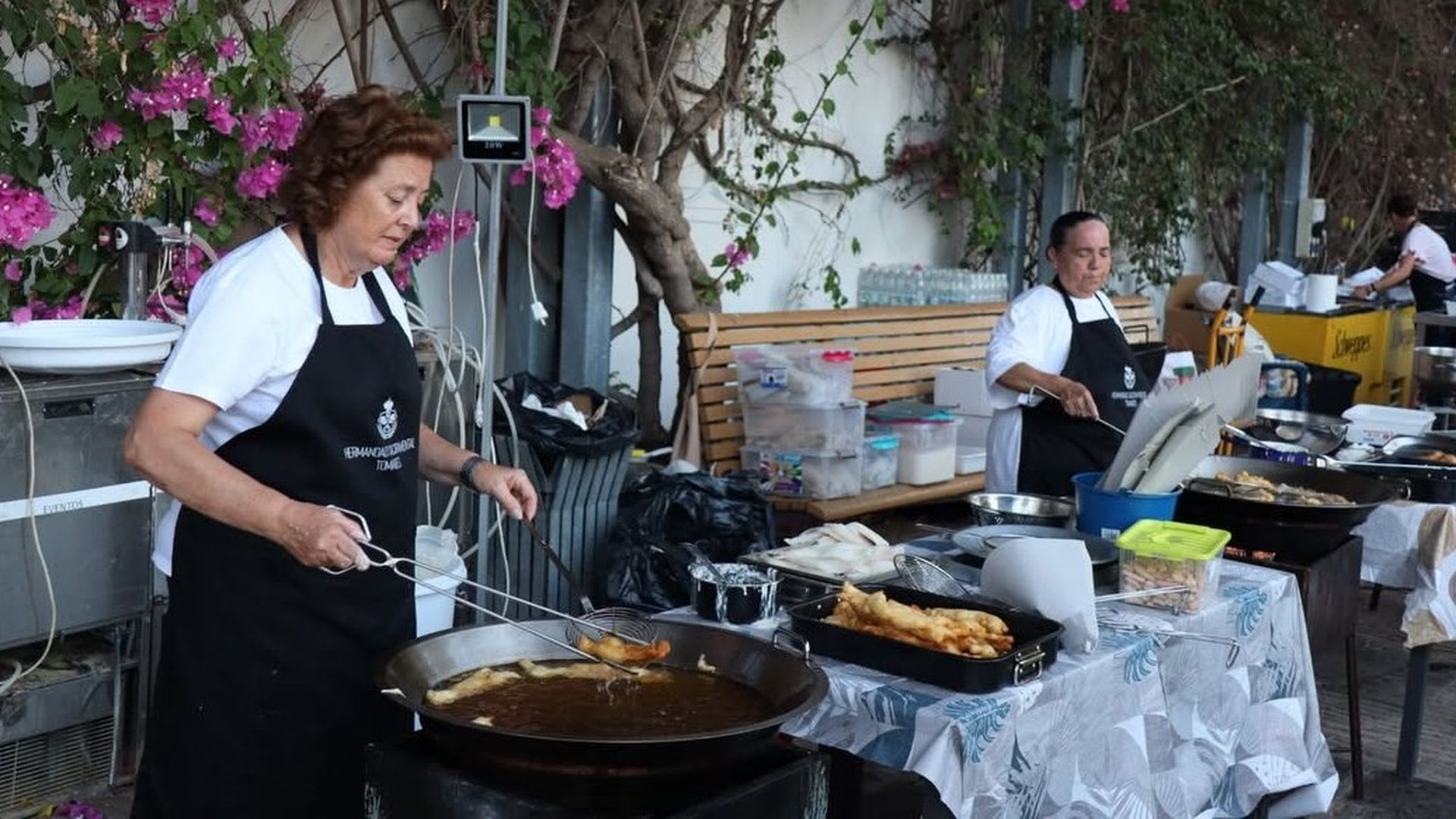 Mujeres cocinando pavías para servir Mujeres cocinando pavías para servir