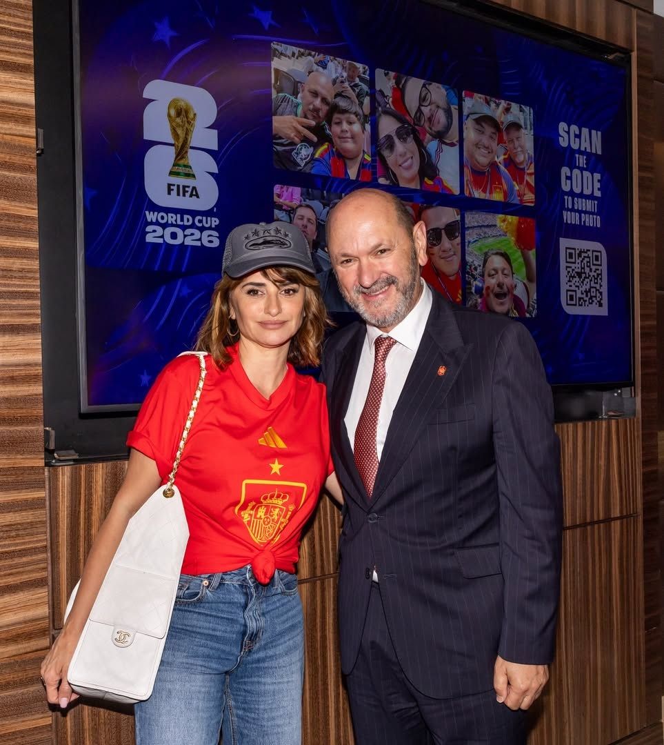 Penélope Cruz con la camiseta de la selección española de fútbol