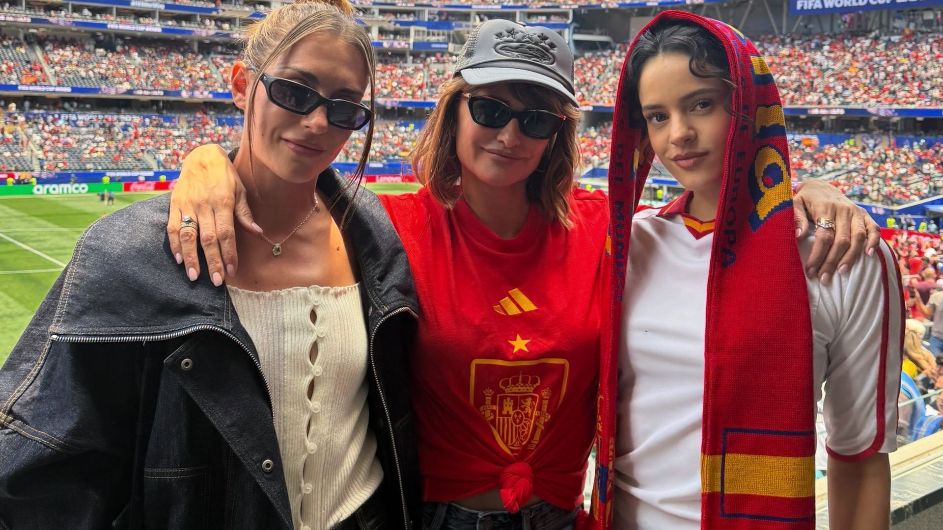 Penélope Cruz, con Rosalía y Alexia Putellas, animando a España en el Mundial Penélope Cruz, con Rosalía y Alexia Putellas, animando a España en el Mundial
