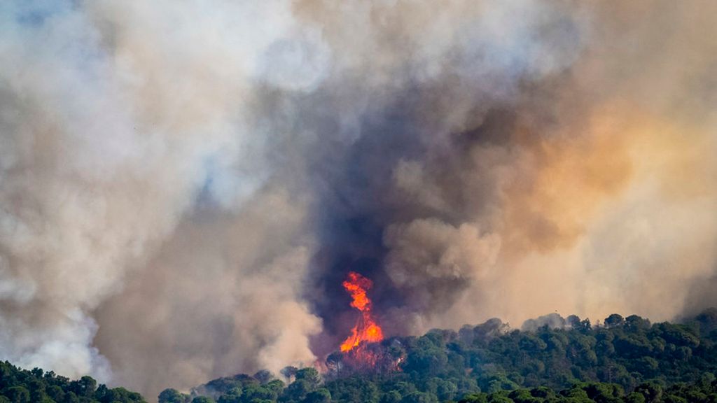 Sigue en directo el incendio en la Bisbal d'Empordà en Girona: un detenido, 1.300 hectáreas afectadas y siete localidades confinadas