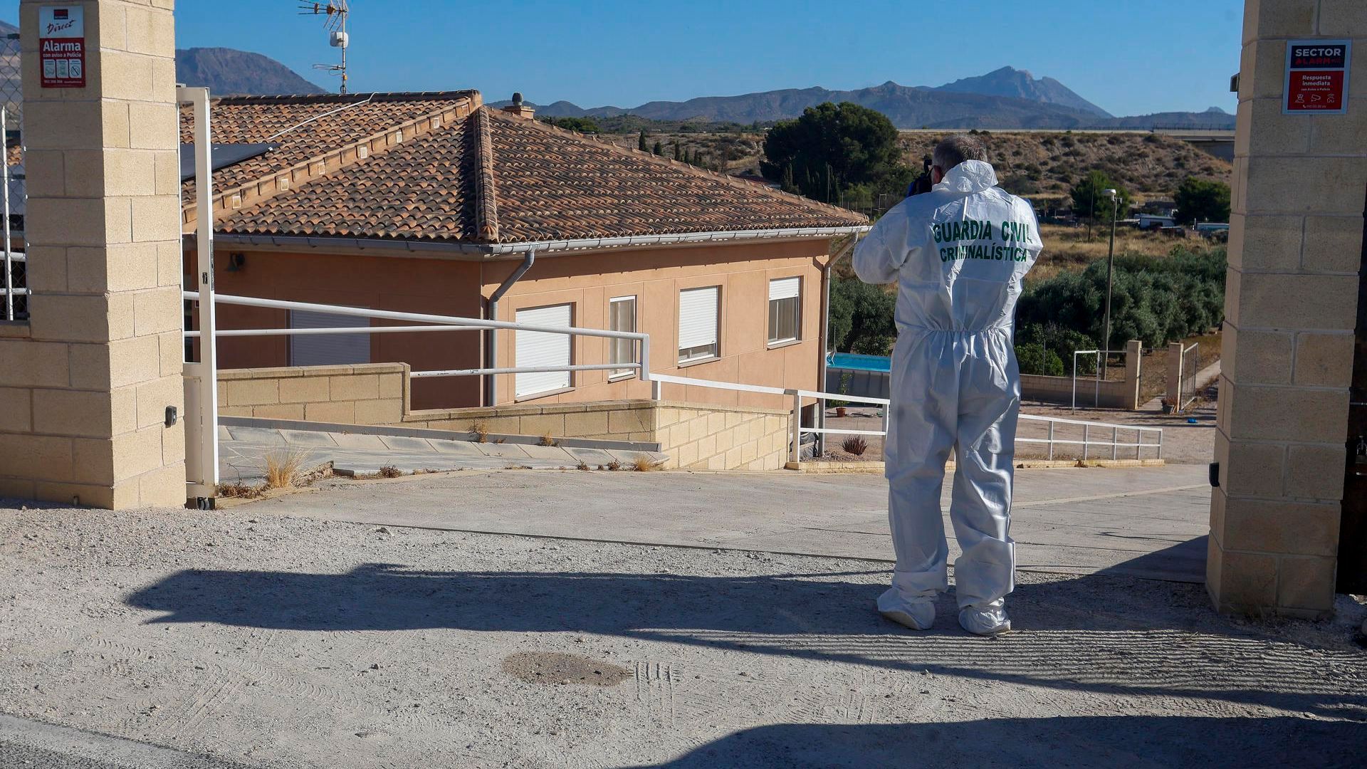 Un agente de la Guardia Civil trabaja en el chalet donde investiga la muerte de una mujer y una de sus hijas a manos, presuntamente, del padre, en Alicante Un agente de la Guardia Civil trabaja en el chalet donde investiga la muerte de una mujer y una de sus hijas a manos, presuntamente, del padre, en Alicante