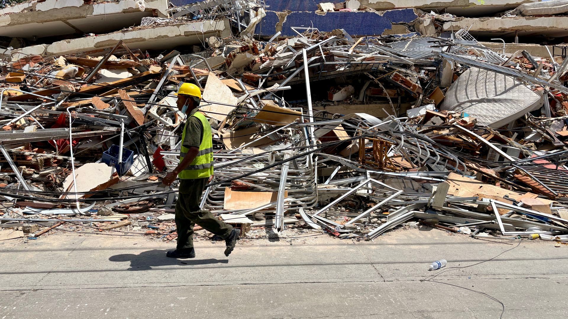 Un hombre camina frente a escombros de una edificación derrumbada por terremotos en La Guaira, Venezuela. Un hombre camina frente a escombros de una edificación derrumbada por terremotos en La Guaira, Venezuela.