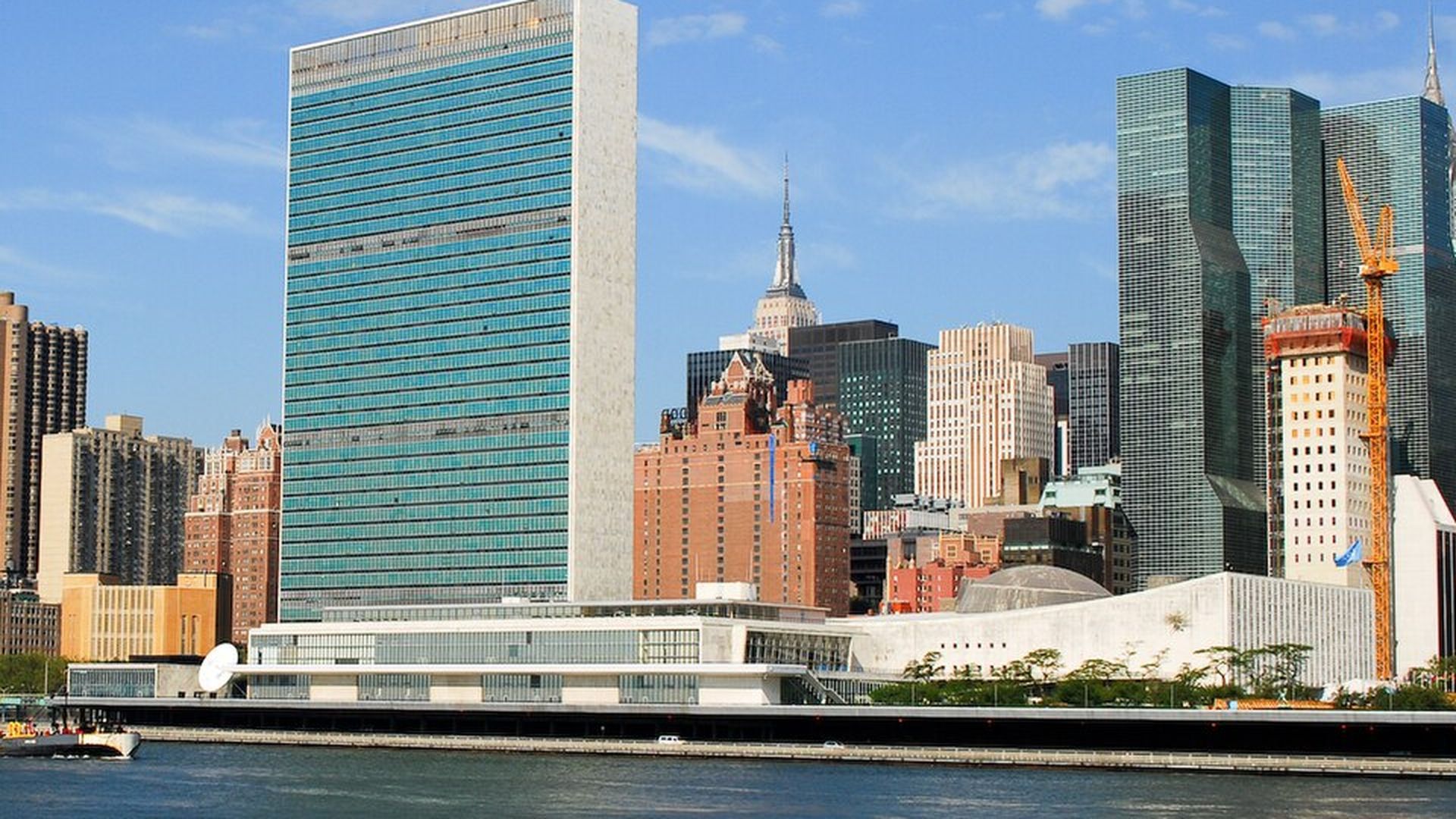 Un hombre con la bandera del Tíbet muere tras prenderse fuego frente al edificio de Naciones Unidas en Manhattan, Nueva York Un hombre con la bandera del Tíbet muere tras prenderse fuego frente al edificio de Naciones Unidas en Manhattan, Nueva York