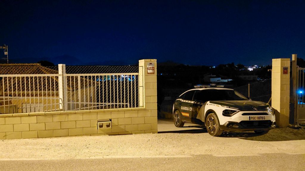 Un padre mata a cuchilladas a su mujer y a una de sus dos hijas de 21 años: la otra, que también resultó herida, llamó al 112