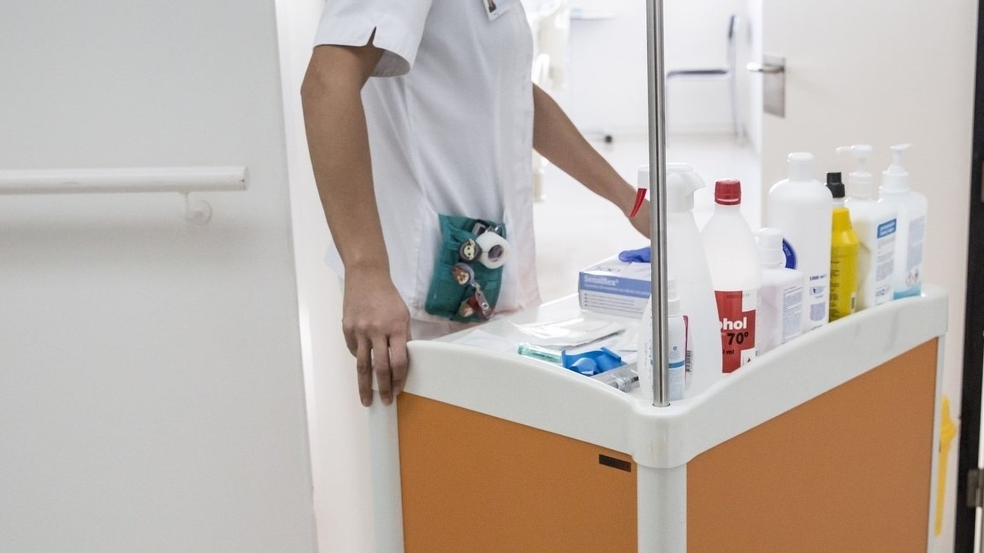 Una enfermera, durante su jornada en un hospital de Cataluña